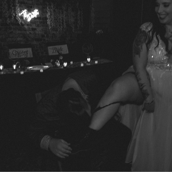 GALINA SIGNATURE
illusion plunge lace appliqued wedding dress IVORY/CASHMERE - Picture 10 of 10